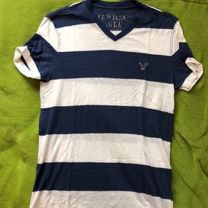 BARELY WORN American Eagle V-Neck